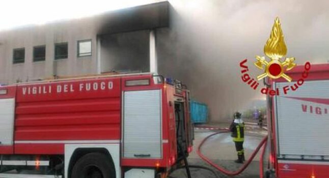 Monterotondo, incendio in fabbrica di vernici. Colonna di fumo visibile fino a Roma. Il Comune: "Chiudete le finestre"