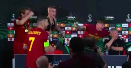 Pellegrini e i calciatori della Roma interrompono conferenza stampa di Mourinho per festeggiare trionfo in Conference League VIDEO