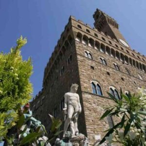 Firenze, ascensore rotto a Palazzo Vecchio. Il consigliere disabile Michela Monaco: "Costretta a essere portata a braccio"
