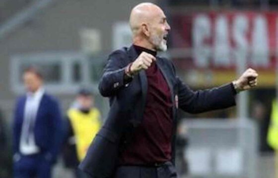 "Pioli is on fire", l'allenatore del Milan canta e balla con i tifosi VIDEO