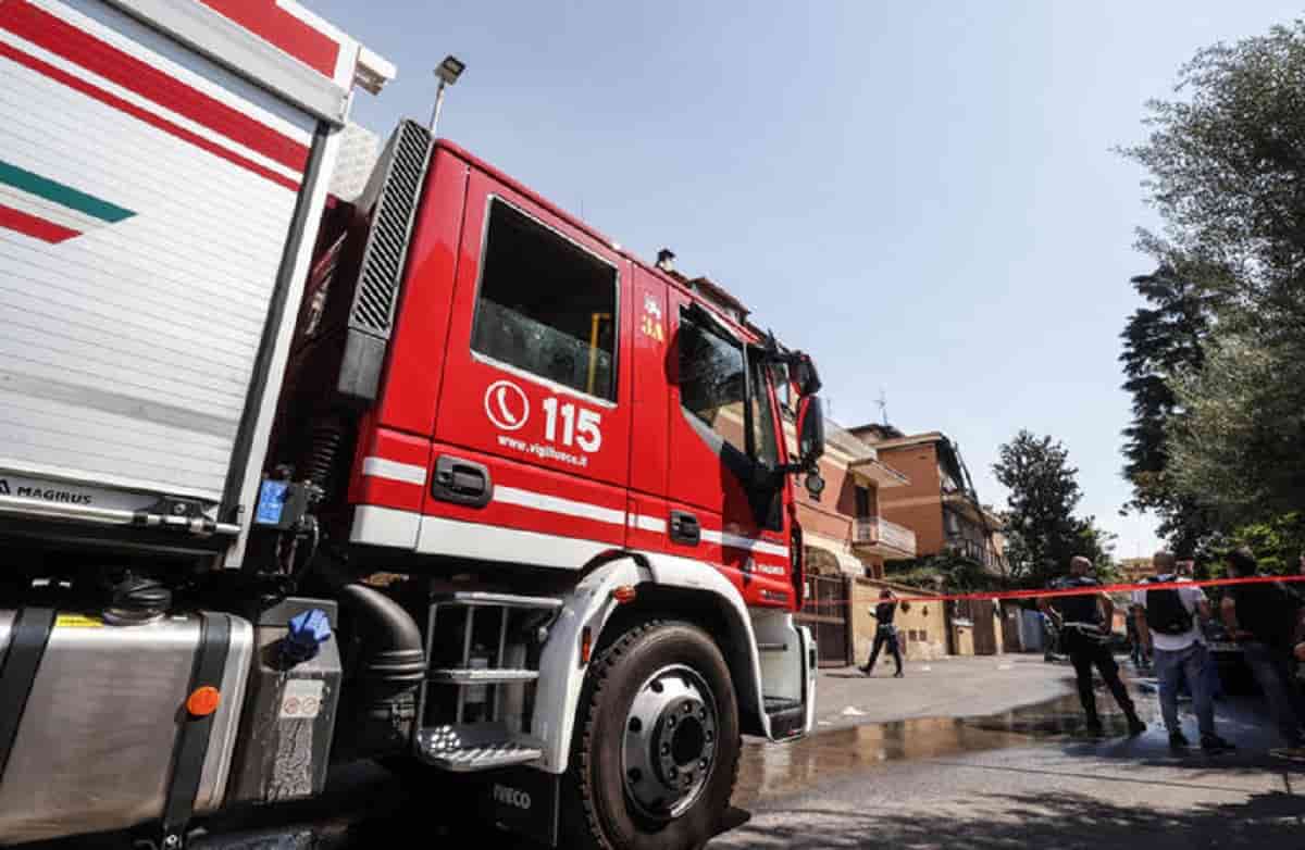 Roma, in fiamme palazzo in via Inverigo (Prima Porta): 50 evacuati, 18 intossicati
