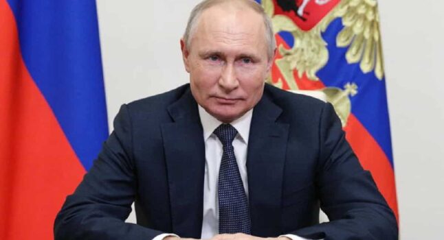Putin ha il cancro? I conati di vomito e il viso gonfio durante l'incontro con Chemezov