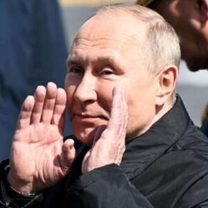 Putin si ''impacca'' di sangue di cervo, i sosia pronti a sostituirlo, il volto gonfio: le ultime indiscrezioni sulla sua salute
