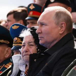 La parata di Putin: "L'Occidente minacciava i nostri confini". Zelensky: "E' come Hitler"