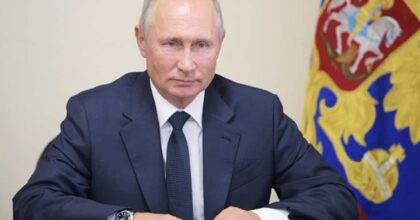 Ucraina, Mosca e Kiev: "Negoziati al momento sono sospesi". Putin: "Suicidio energetico dell'Occidente"