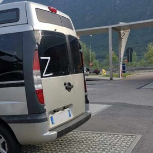 La Z di Putin anche in Italia: il simbolo su auto in un'area di servizio della Mebo tra Merano e Bolzano