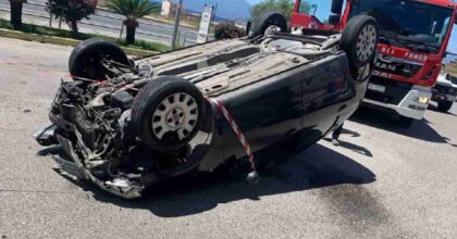 Reggio Calabria, perde il controllo della macchina e si ribalta sulla statale 106: morta 53enne