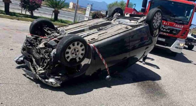 Reggio Calabria, perde il controllo della macchina e si ribalta sulla statale 106: morta 53enne