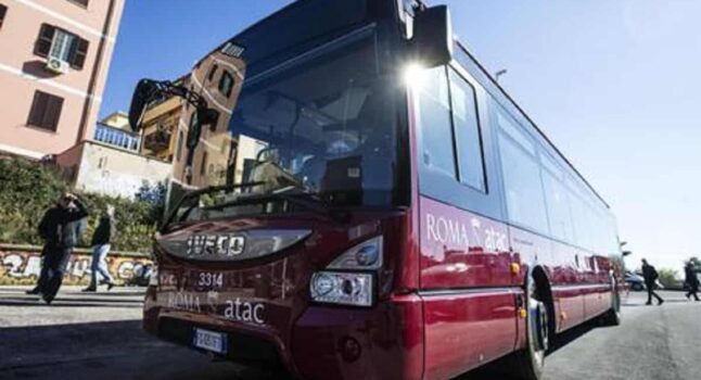 Roma, finale di Conference League: stop dalle 22 per bus e tram. La metro funzionerà regolarmente