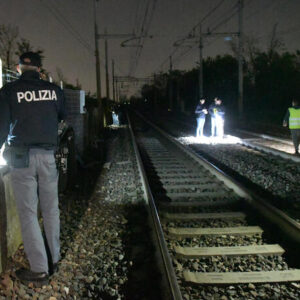 Insegnante travolta dal treno a Marcianise, è stato davvero un suicidio? I binari, le chat... Qualcosa non torna