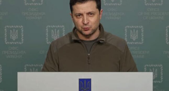 Ucraina, Zelensky: "Disposti ad accettare accordo di pace se Mosca si ritirasse sulle posizioni del 23 febbraio"