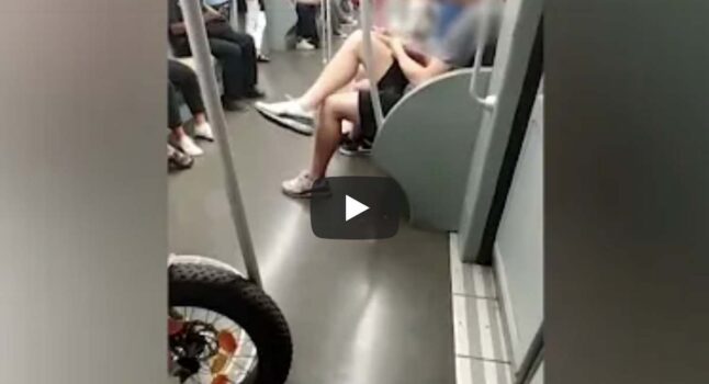 Milano, due ragazzi sniffano cocaina in metro dinanzi a tutti i passeggeri: il video choc girato in pieno giorno