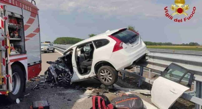A7, auto contromano sulla autostrada Milano-Genova: due morti, tre feriti. Tra loro un bimbo di 4 anni