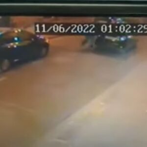 Aversa (Caserta), scippata in strada e trascinata da un'auto in corsa: in un video la violenza