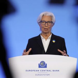 Bce: "Stop agli acquisti di bond dal primo luglio. Inflazione 2022 al 6,8%, crescita tagliata al 2,8%"
