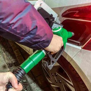 Prezzi benzina tornano a salire: verde 1,9 euro al litro in modalità self, oltre 2 euro con servito