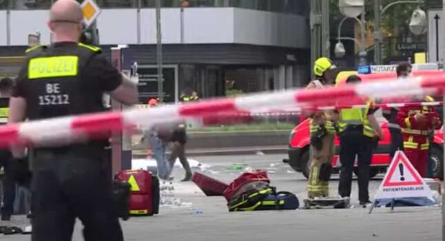 Berlino, auto sulla folla, torna l'incubo terrorismo. Un morto e otto feriti. "Non si sa se incidente o attentato"