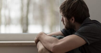 Covid, depressione e ansia ancora oggi in chi l'ha avuto nel 2021: lo studio sugli effetti a lungo termine