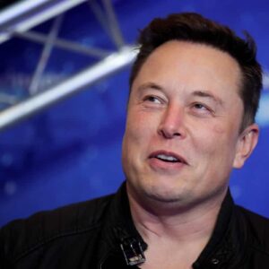 Elon Musk contro lo smart working, ultimatum ai manager Tesla: "O tornate in ufficio o vi licenzio"