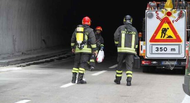 Incendio sulla A10: furgone in fiamme in galleria tra Albenga e Andora, tratto chiuso, km di coda