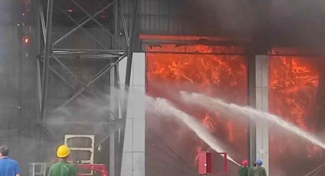 Roma, incendio alla discarica di Malagrotta: "Rischio diossina, chiudete le finestre" FOTO - VIDEO