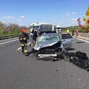Incidente sulla A1 tra Orvieto e Fabro, auto tampona tir: morta una donna, tre feriti