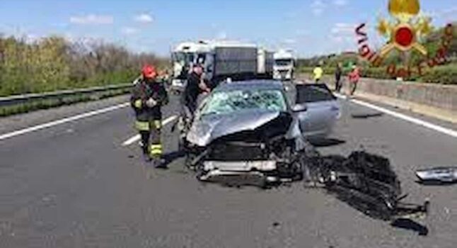Incidente sulla A1 tra Orvieto e Fabro, auto tampona tir: morta una donna, tre feriti