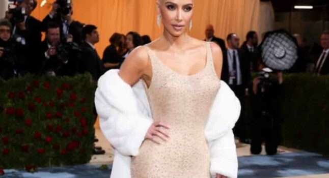 Kim Kardashian indossa l'abito di Marilyn Monroe e lo rovina. Per riuscire ad entrarci aveva perso 8 chili in 3 settimane