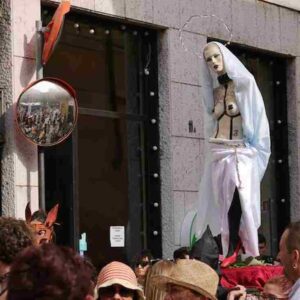 Madonna a seno scoperto al Pride di Cremona: polemiche dal centrodestra