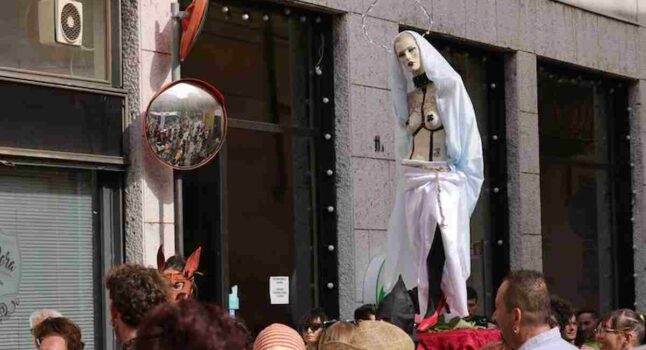 Madonna a seno scoperto al Pride di Cremona: polemiche dal centrodestra