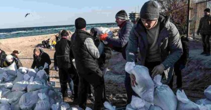 Mariupol, mina esplode in spiaggia: muore un bimbo di 8 anni. I russi avevano esortato le persone ad andare al mare