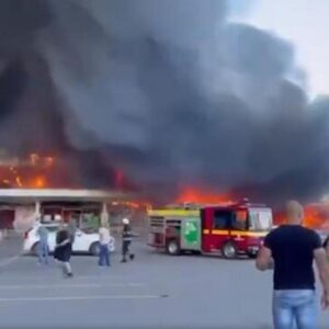 Ucraina, missili russi su Kremenchuk: colpito un centro commerciale con più di mille civili all'interno