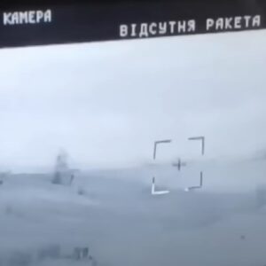Carri armati russi colpiti da missili ucraini: il video social. E la Russia minaccia: "Colpiremo Kiev se consegnerete altre armi"