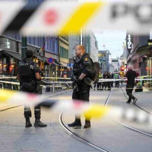 Sparatoria a Oslo nella notte: 2 morti e 21 feriti, si indaga per terrorismo, arrestato un sospetto. Pride cancellato