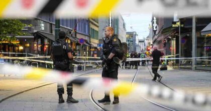 Sparatoria a Oslo nella notte: 2 morti e 21 feriti, si indaga per terrorismo, arrestato un sospetto. Pride cancellato