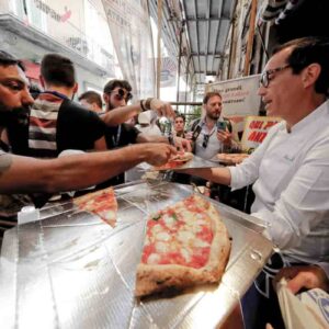 Pizza a 5 euro, Sorbillo a Briatore: "Una serata a 4 mani, tra pizza gourmet e tipica pizza napoletana"