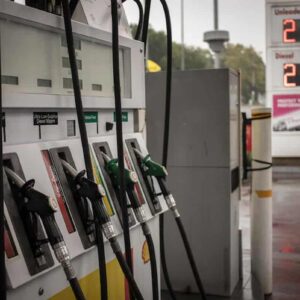 Prezzi della benzina in aumento, anche il diesel supera i 2 euro al litro. Tutti i prezzi aggiornati