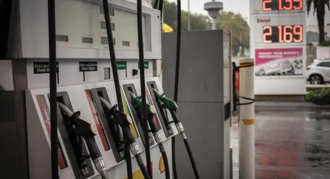 Prezzi della benzina in aumento, anche il diesel supera i 2 euro al litro. Tutti i prezzi aggiornati