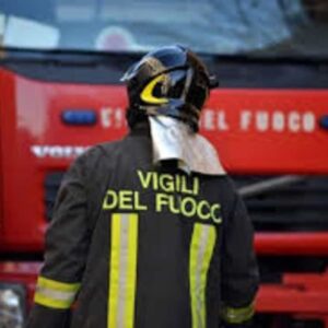 A16, pullman in fiamme sulla autostrada Napoli-Canosa: passeggeri in salvo, tratto chiuso