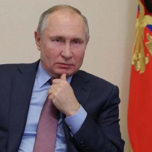 Putin, le sue guardie del corpo raccolgono le sue feci e le sue urine nei viaggi all'estero per riportarle in patria