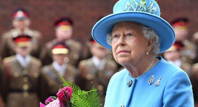 Regina Elisabetta, Regno Unito in festa per il Giubileo di platino. Ma niente balcone per Harry, Meghan Markle e il principe Andrea