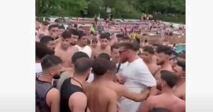 Berlino, maxi rissa nella piscina affollata di famiglie con bambini: cento uomini coinvolti, necessario l'intervento della polizia VIDEO