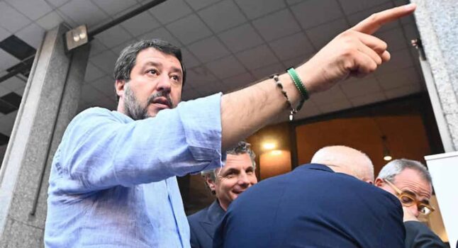 Salvini a Mosca, l'Ambasciata russa: "Lo abbiamo aiutato a comprare i biglietti per i voli. Soldi restituiti"