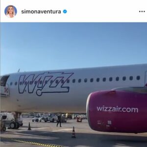 Simona Ventura e il compagno Giovanni Terzi, volo annullato a Napoli: "Capito le compagnie low cost?"