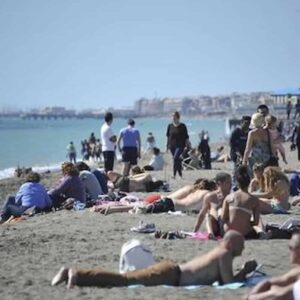Ostia (Roma), attivisti di Mare Libero: "Aggrediti da un bagnino di uno stabilimento mentre raggiungevamo la spiaggia libera"