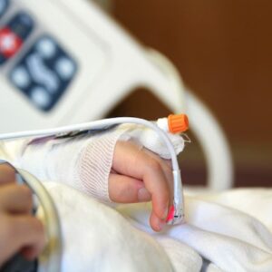 Regno Unito, dodicenne in coma: giudice ordina di staccare la spina. La madre si oppone: "Mi ha stretto la mano"