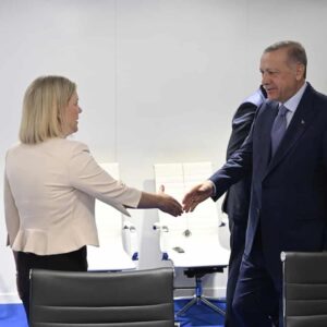 Svezia e Finlandia nella Nato, la Turchia ritira il veto dopo il memorandum contro il Pkk