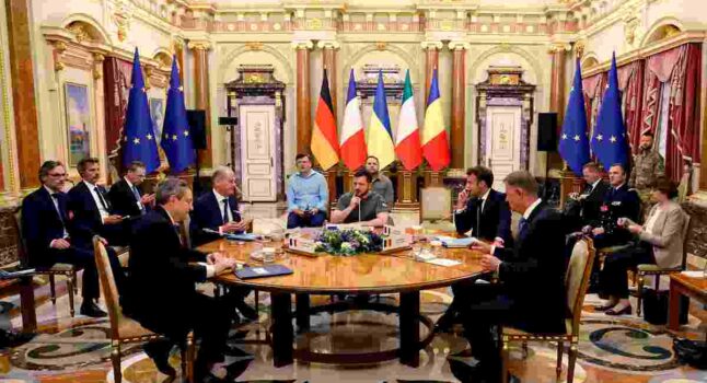 Draghi, Macron e Scholz a Kiev incontrano Zelensky, poi visitano Irpin