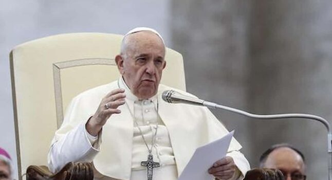 Vaticano: "Proporre ai fidanzati la castità prematrimoniale. La separazione? A volte è necessaria"