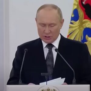 Vladimir Putin trema? Il video durante la cerimonia di consegna dei premi al Cremlino